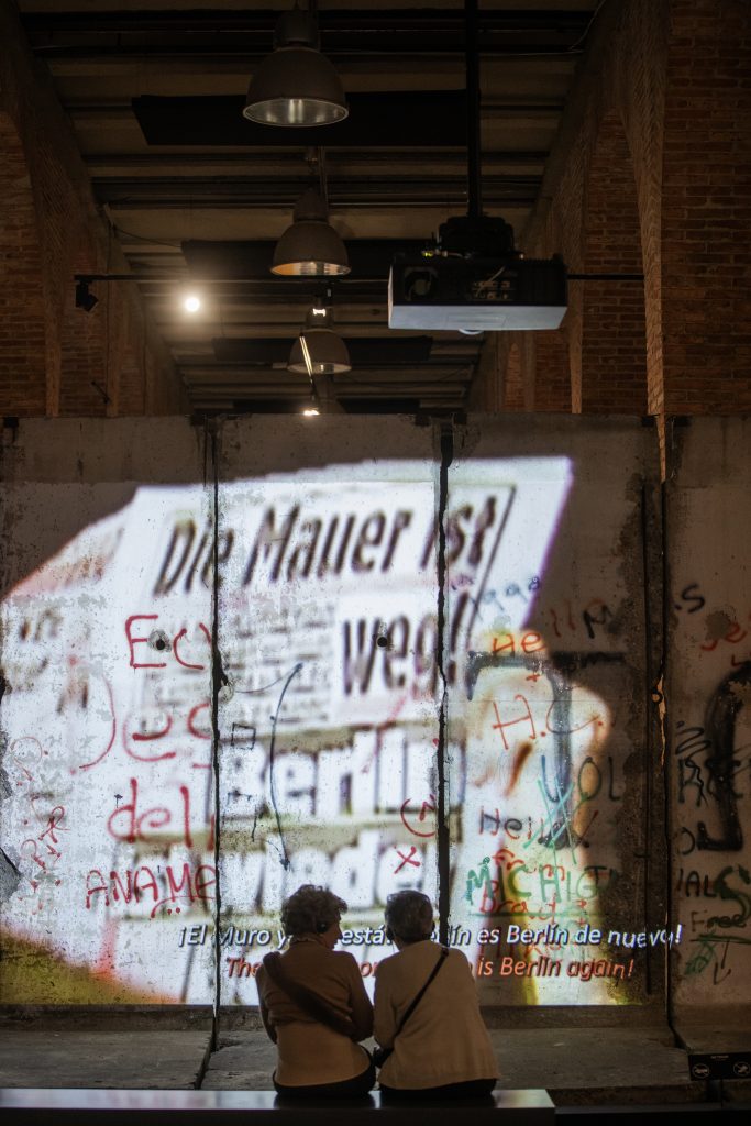 Visitantes en la exposiciĂłn El Muro de Berlin. Un Mundo Dividido